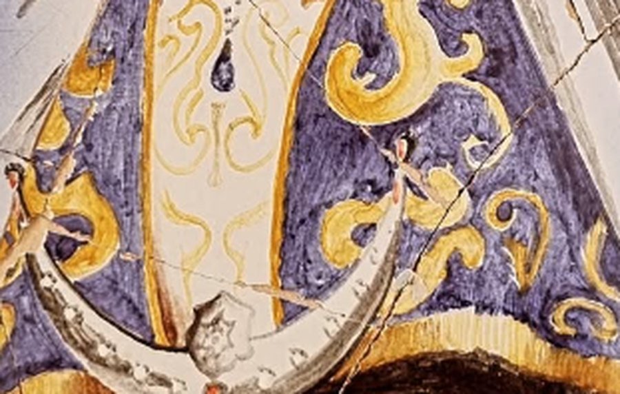 Detalle de una imagen en cerámico en proceso de restauración